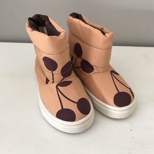 Tiny cottons boots, size 24